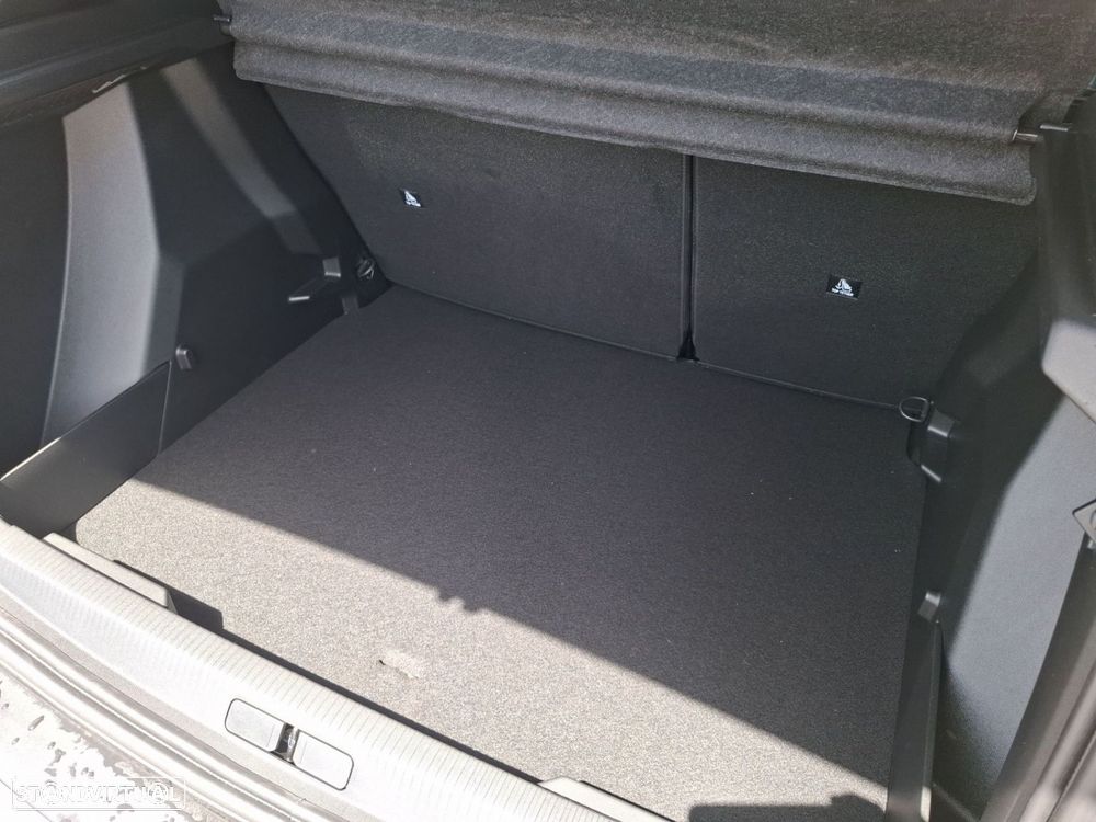 Peugeot 2008 1.2 Hybrid Allure e-DCS6 — fotografia 25