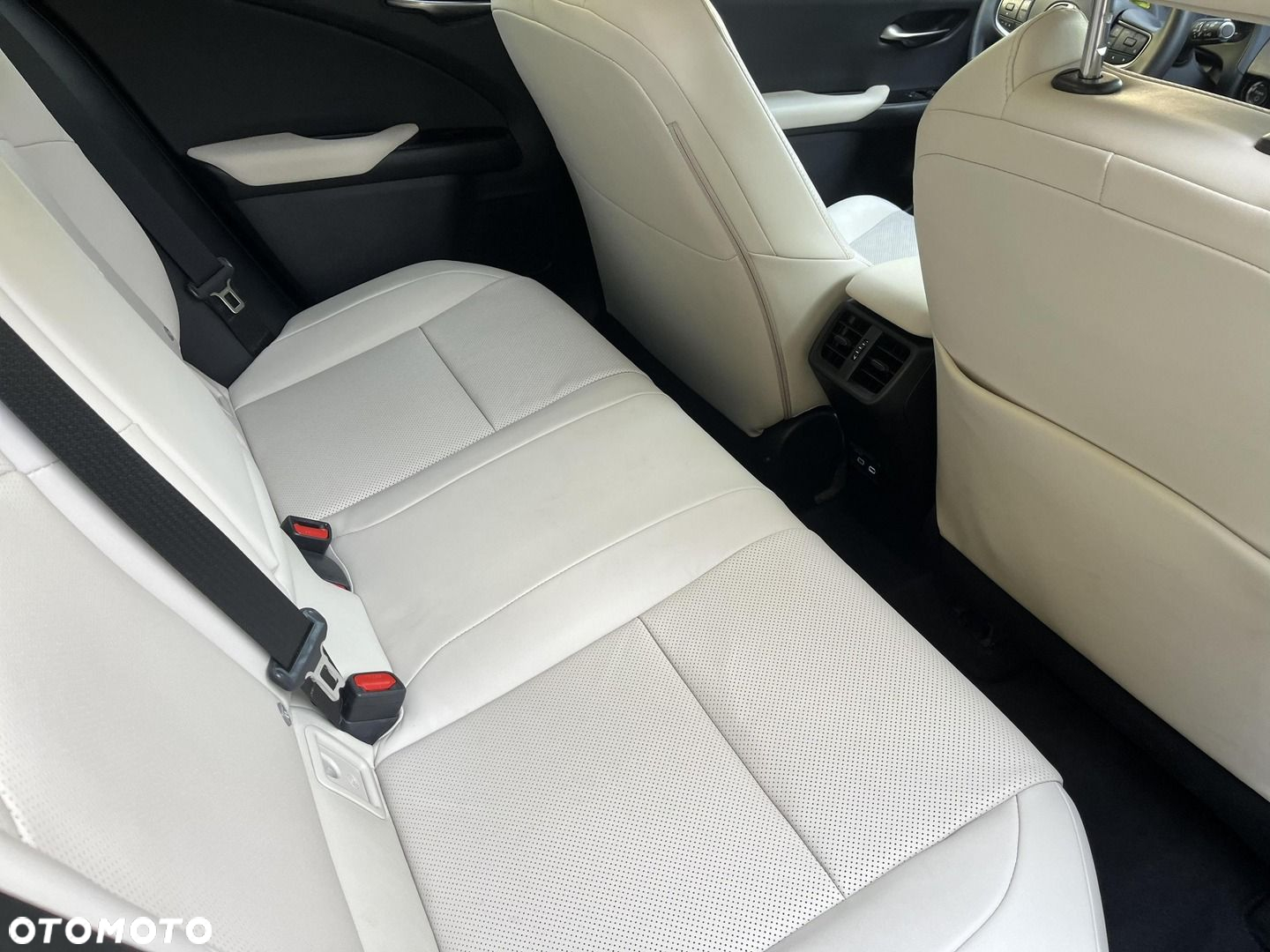 Lexus UX - 10