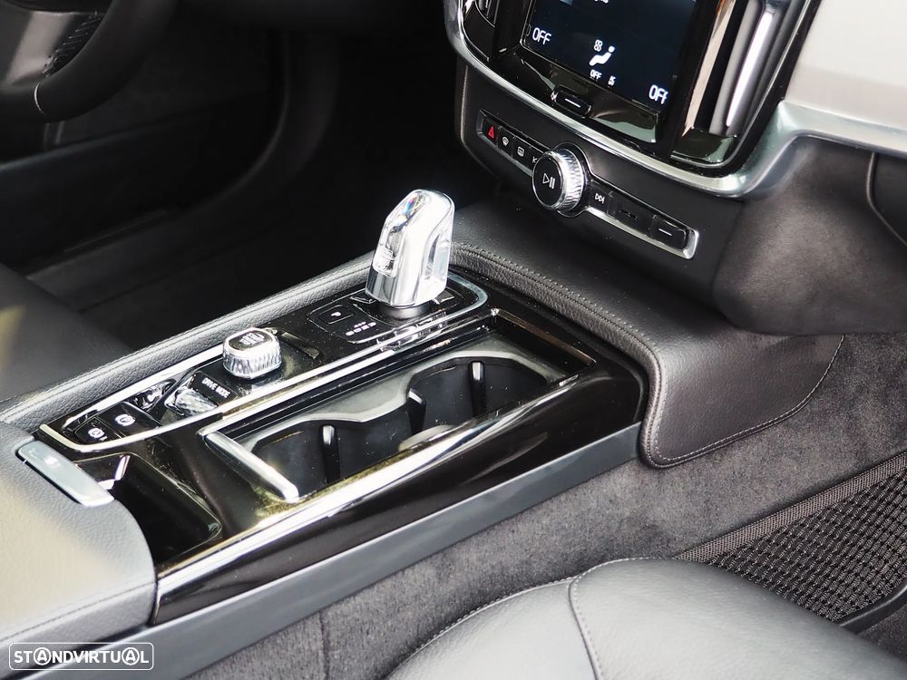Volvo V90 2.0 T8 Momentum Plus AWD Geartronic - 19