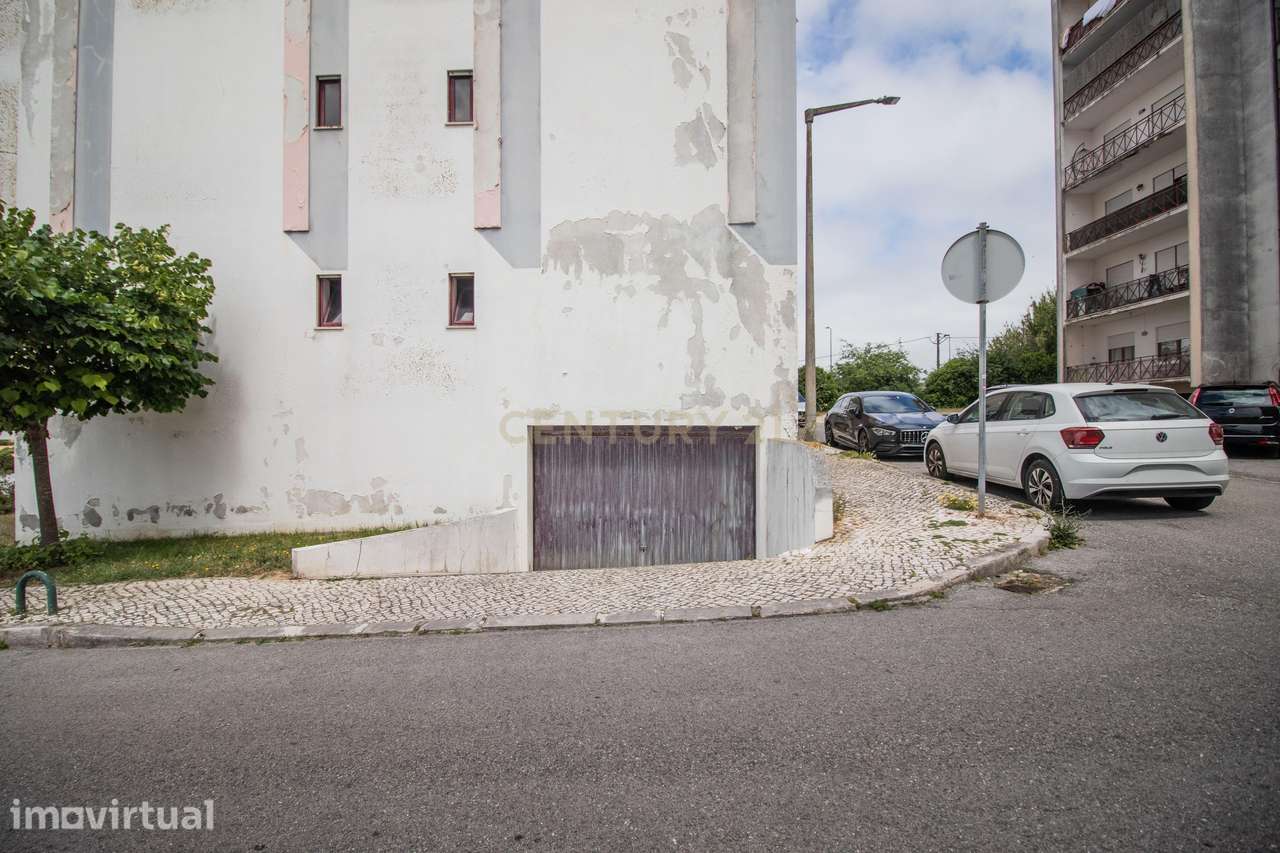 Garagem — Urbanização Vale Pereiro, em Tavarede, Figueira da Foz - Grande imagem: 3/9