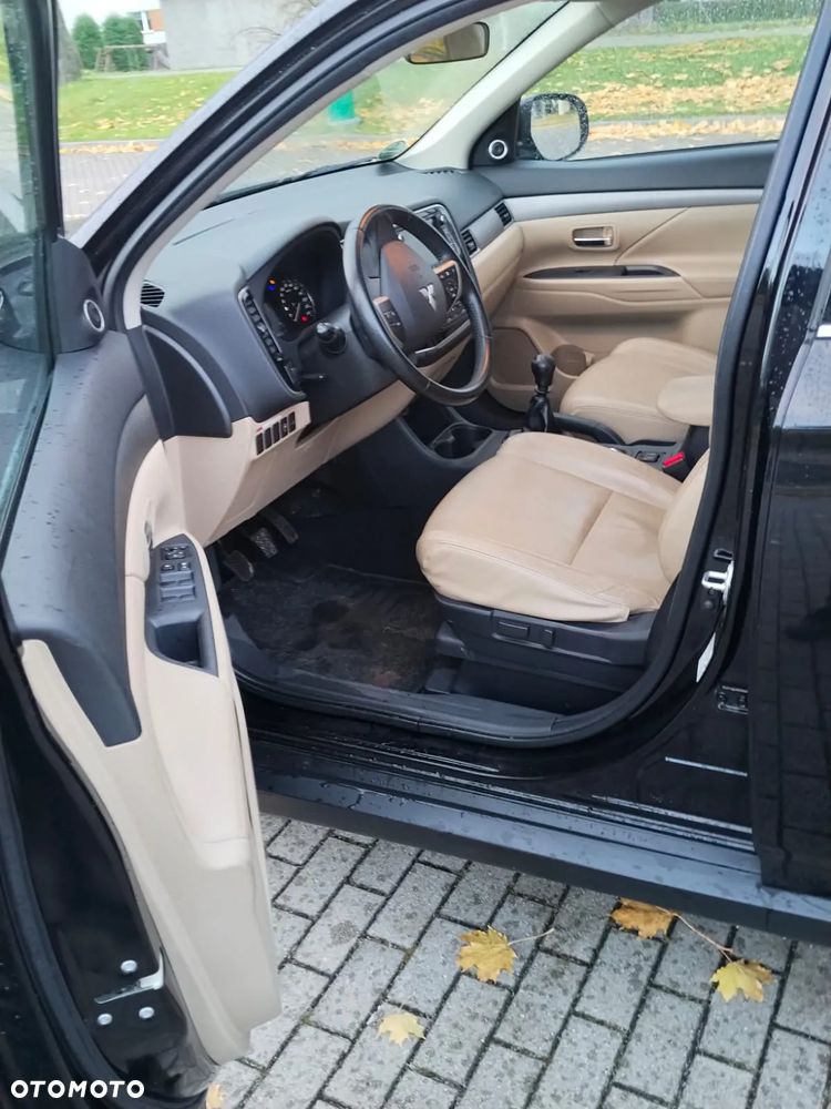 Mitsubishi Outlander 2.2 DID Instyle Navi - 3