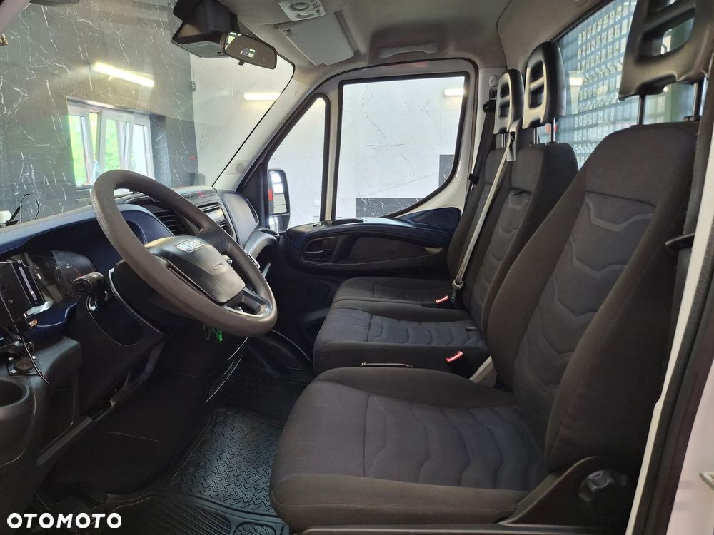 Iveco Daily 35S18 Długość Paki 410 CM Skrzynia Biegów HI-MATIC 2018 Rok Udźwig Haka 3500 Kg 3 Miejsca Silnik 3.0 Moc: 180 KM Hak - 16