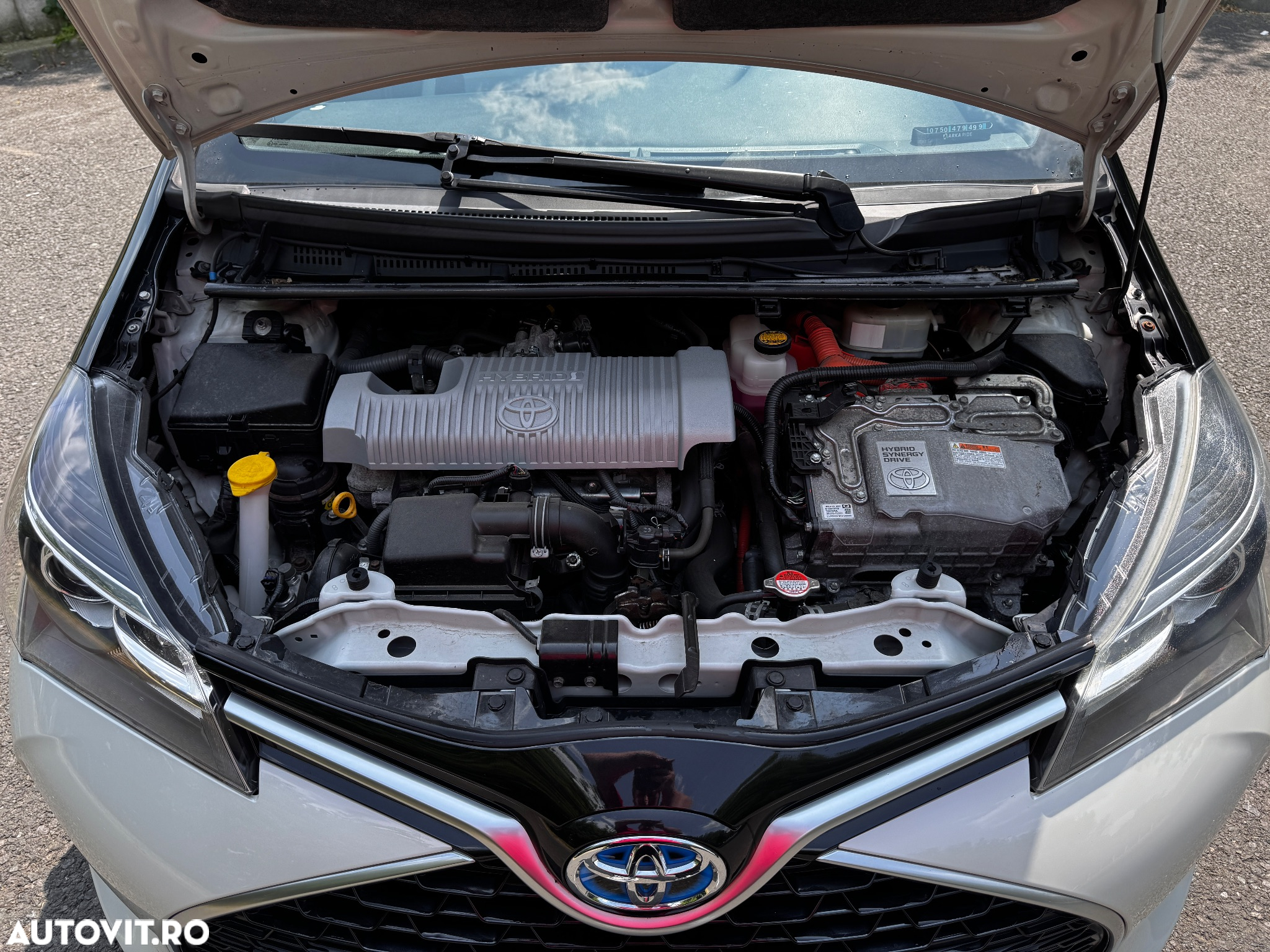 Toyota Yaris 1.5 VVT-i HSD Bi-Tone W&B - 8