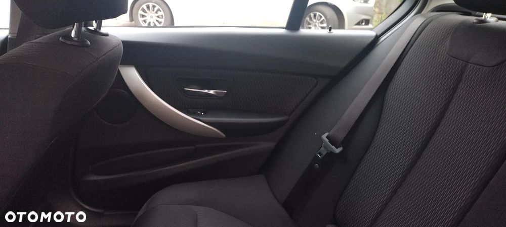 BMW Seria 3 318i Advantage - 21