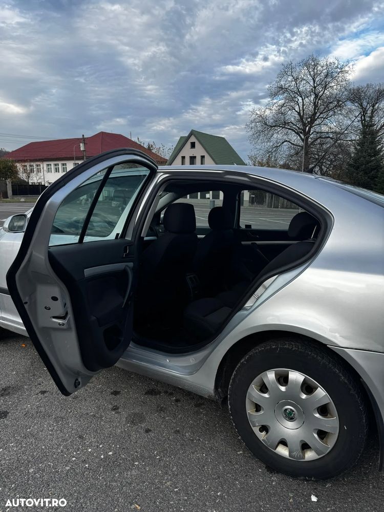 Skoda Octavia 1.6 Ambiente - 11