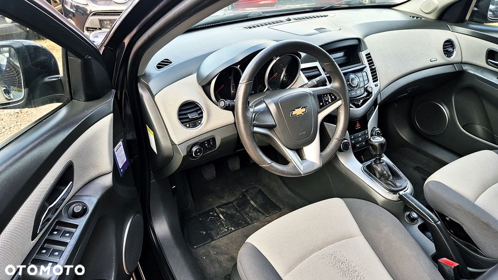 Chevrolet Cruze 1.6 LS - 29