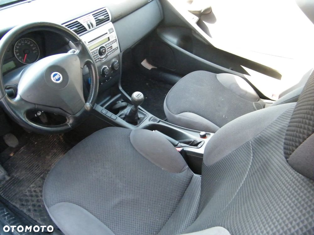 Fiat Stilo ABARTH (01-06r.) 1.4B 95KM.Silnik 843A1000 Skrzynia. Cały na części GWARANCJA !!!!  Przód Tył Zestaw Komplet Drzwi Klapa Zderzak Błotnik Maska Grill Atrapa Szyba Pas Lampa Lusterko Boczki Fotel Kanapa Kokpit Deska Rozdzielcza Przełącznik Włącznik Sterownik Przewody Wiązka Instalacja Moduł Komputer Czujnik Listwa Pompa Alternator Wtryski Głowica Rozrusznik Kompresor Sprzęgło Dwumas Silnik Skrzynia ABS Klimatyzacji Paliwa Wspomagania Kolektor Turbina Przepustnica Zawór Chłodnica Koło Hak Belka Sanki Zawieszenie Mcpherson Półoś Amortyzator Wydech Tłumik Zacisk Most - 6