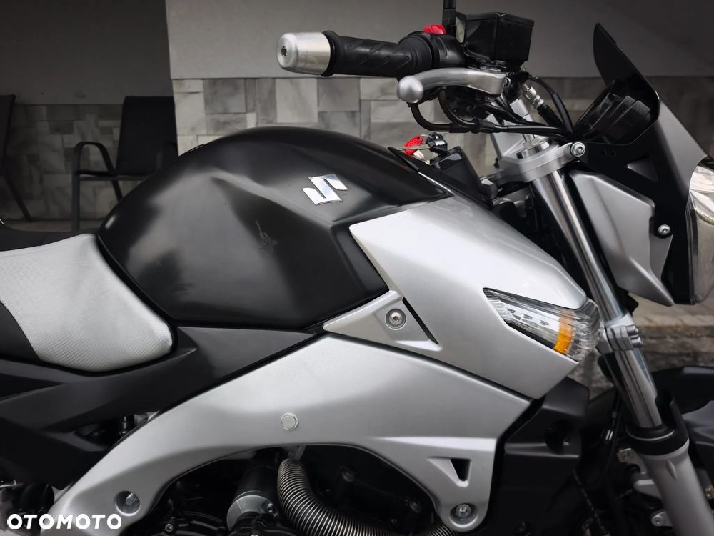 Suzuki GSR - 7