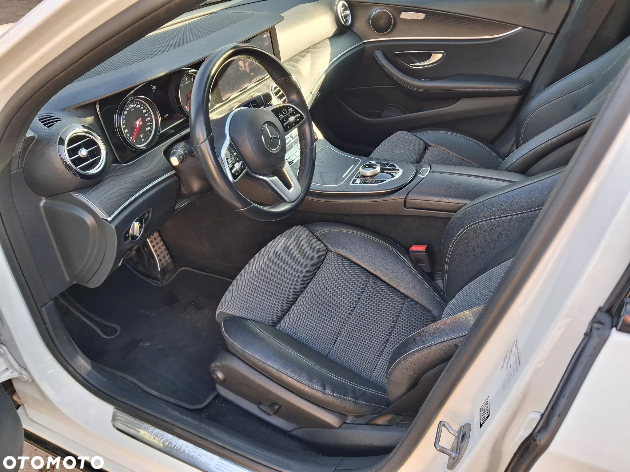 Mercedes-Benz Klasa E 200 4Matic T 9G-TRONIC AMG Line - 12