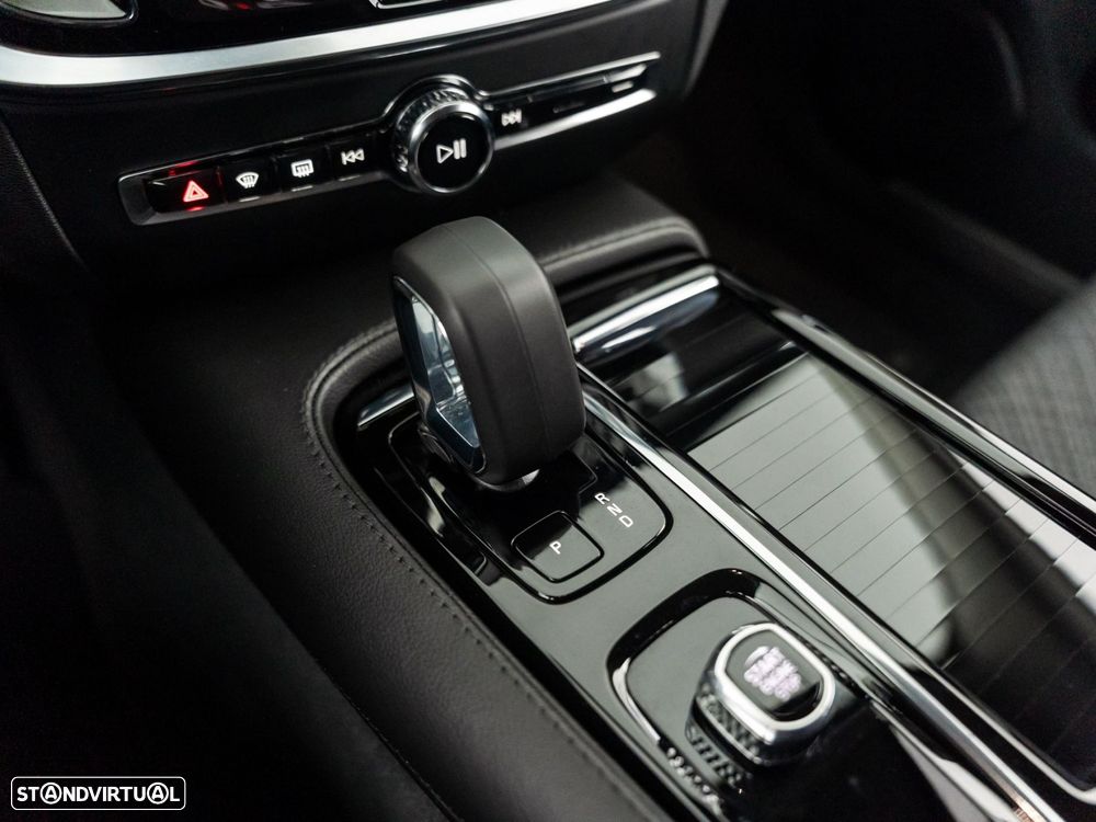 Volvo V60 2.0 T6 AWD TE Essential - 27