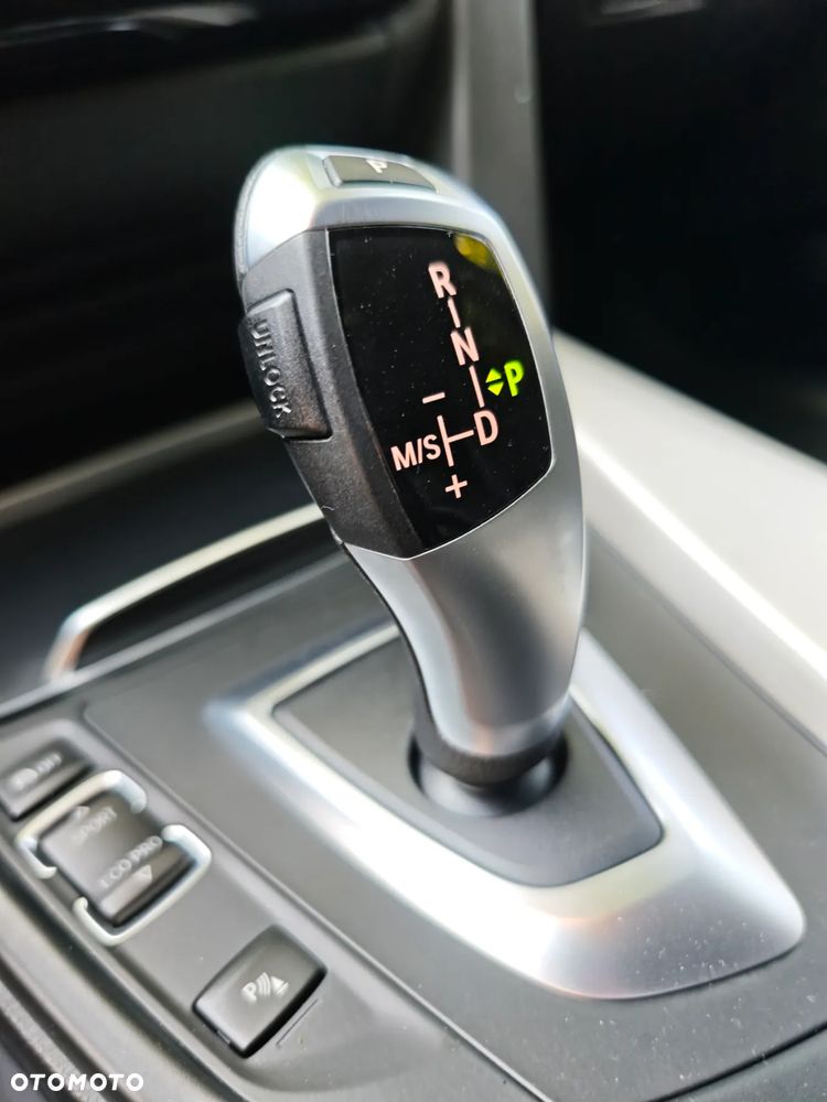 BMW Seria 3 330d Touring Sport Line - 23