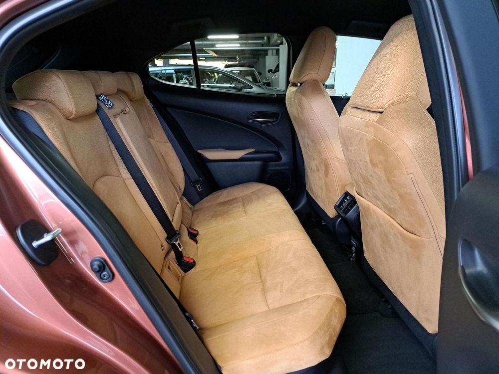 Lexus UX 300h Business - 12