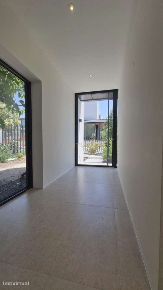 Moradia T4 | Área de Construção: 380m² | Lote: 502m² | 3 Pisos | Pisci - Grande imagem: 3/55
