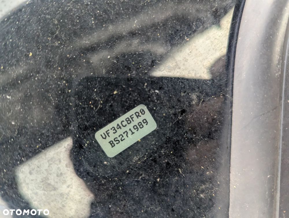 Peugeot 308 2011 1.2 benzyna - Oferuję Peugeot 308 z 2011 roku z silnikiem 1.2 benzyna. Pojazd przeznaczony wyłącznie na części.  Samochód nie jest oferowany jako pojazd do jazdy ani do rejestracji. Sprzedaż dotyczy poszczególnych części i podzespołów.  Silnik uszkodzony. Auto kompletne – wiele elementów w dobrym stanie.  Dane podstawowe pojazdu Marka: Peugeot Model: 308 Rok produkcji: 2011 Silnik: 1.2 benzyna Skrzynia biegów: manualna Nadwozie: hatchback Kolor: czarny Dostępne części (przykładowo): elementy karoserii (drzwi, maska, zderzak) reflektory i lampy skrzynia biegów zawieszenie wnętrze moduły i elektronika układ hamulcowy inne części – zapytaj o dostępność Informacje dodatkowe Sprzedaż części pojedynczych Silnik uszkodzony Cena zależna od wybranej części Możliwa wysyłka lub odbiór osobisty Kontakt przez wiadomość lub telefonauto na części - 14