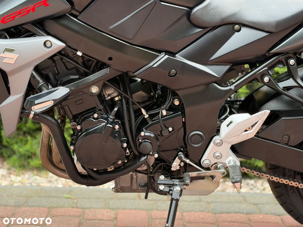 Suzuki GSR - 16