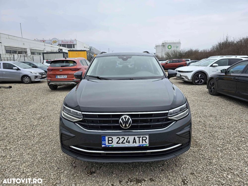 Volkswagen Tiguan - 1