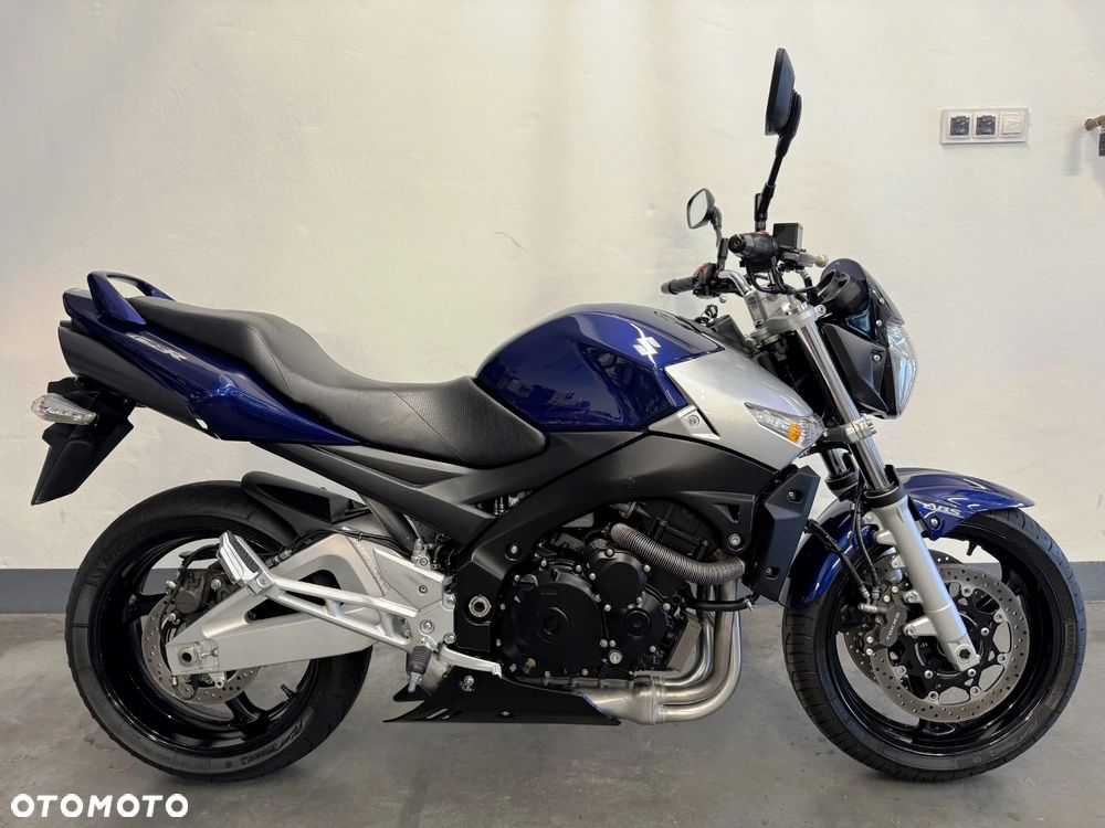 Suzuki GSR - 2