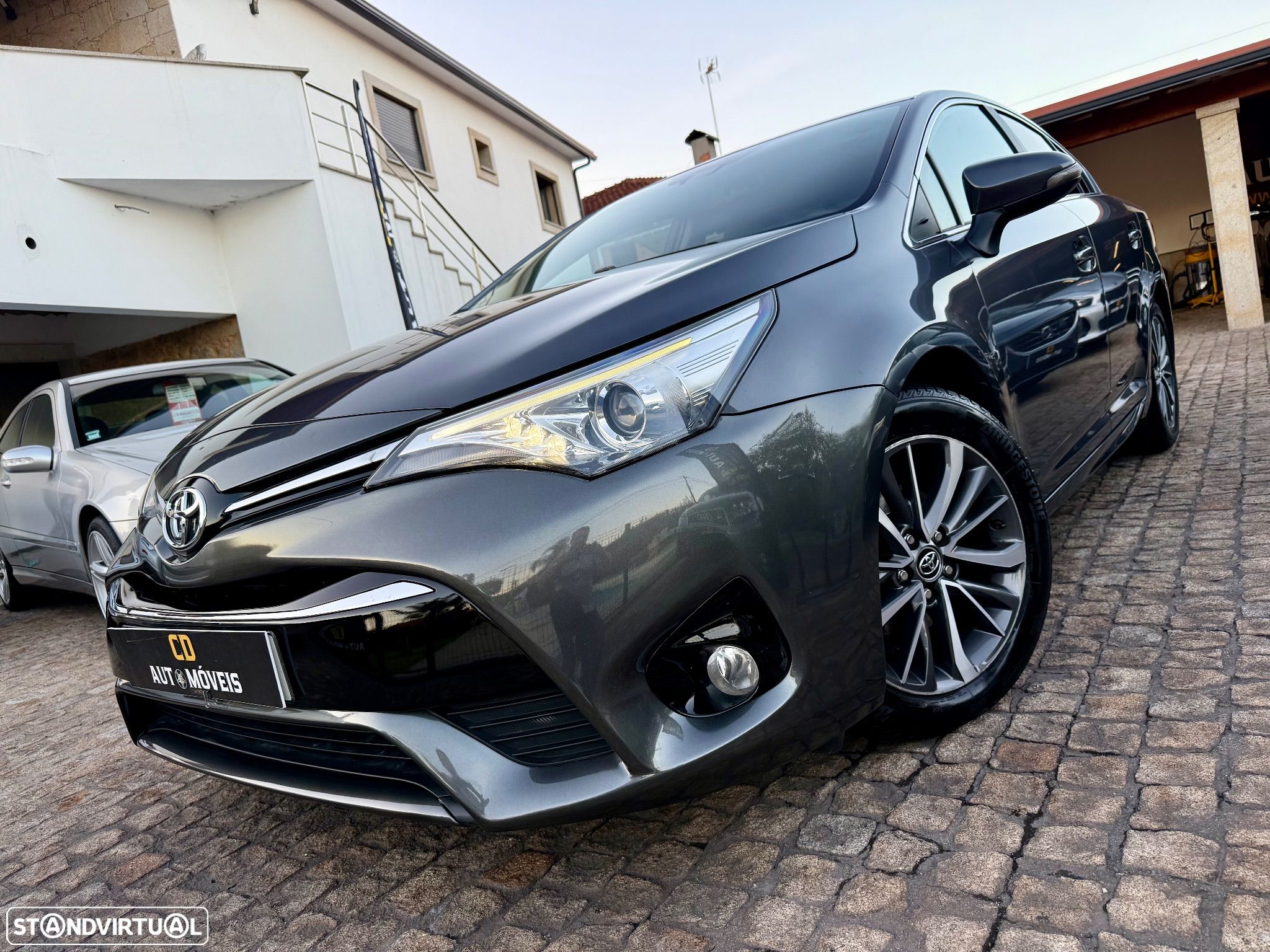 Toyota Avensis SD 1.6 D-4D Luxury+GPS - 1