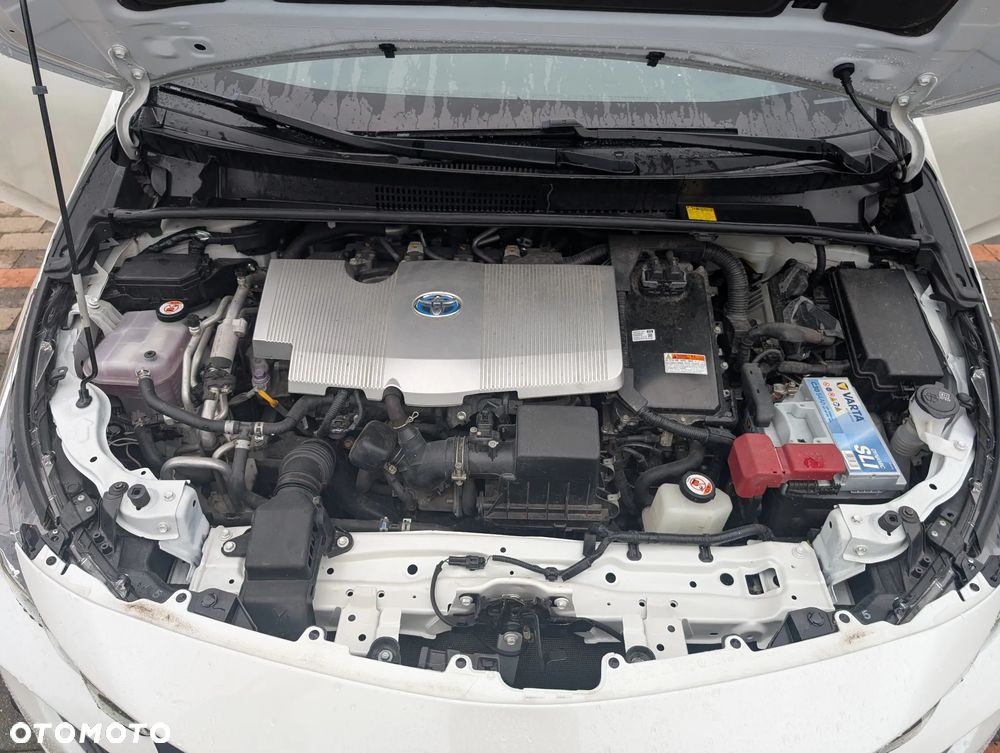 Toyota Prius Hybrid Solar - 16