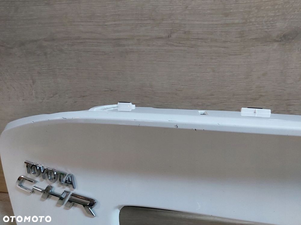 Toyota C-HR CHR spoiler blenda klapy tył listwa emblemat logo 76811-F4010 - 5