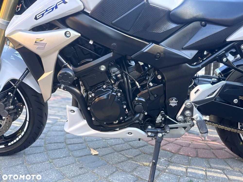 Suzuki GSR - 17