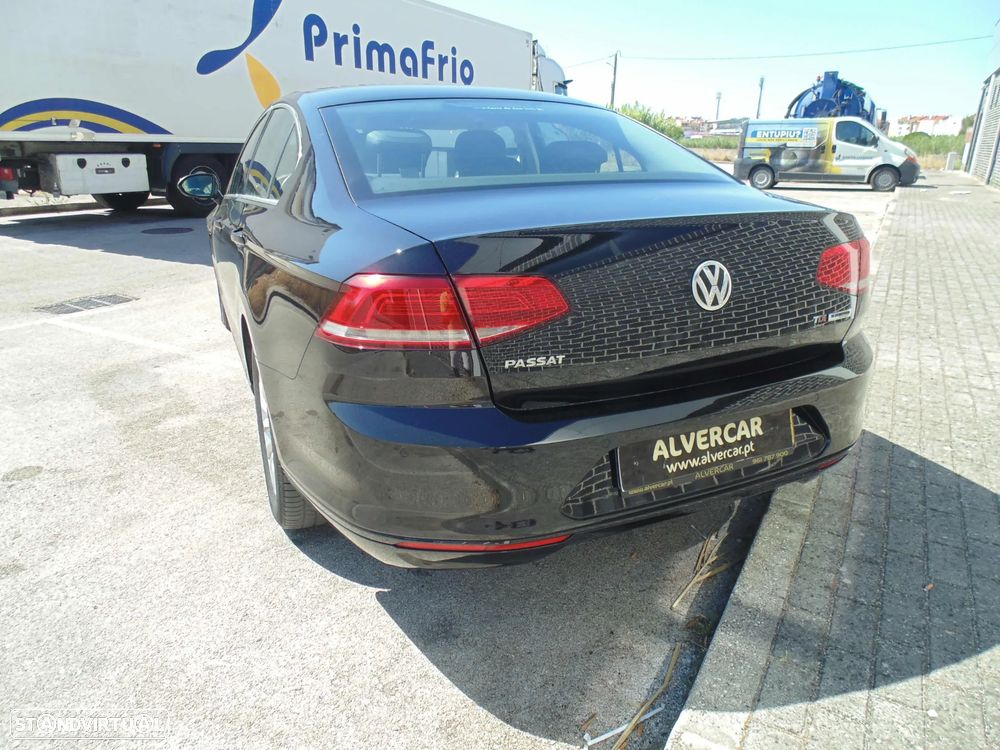 VW Passat 1.6 TDI Highline - 13
