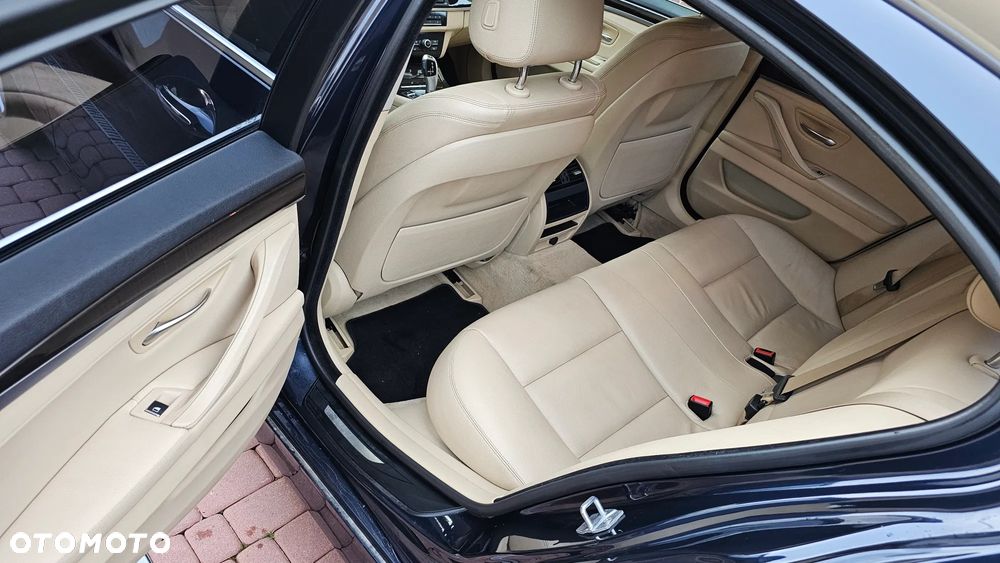 BMW Seria 5 528i xDrive Sport-Aut Luxury Line - 25