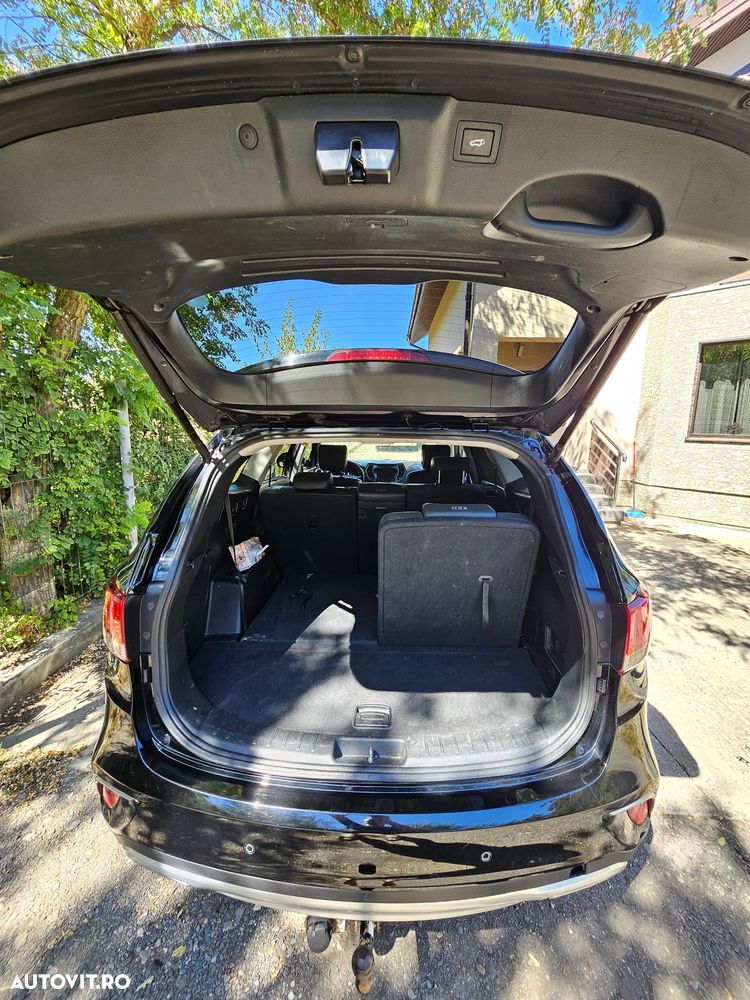 Hyundai Grand Santa Fe - 4