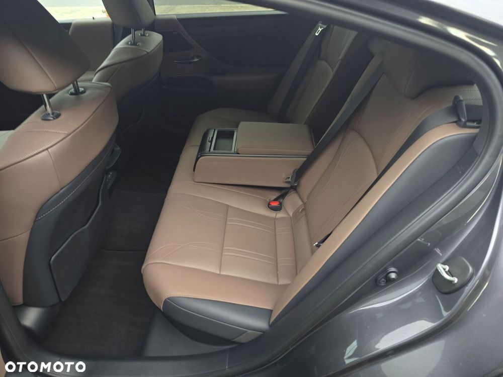 Lexus ES 2025