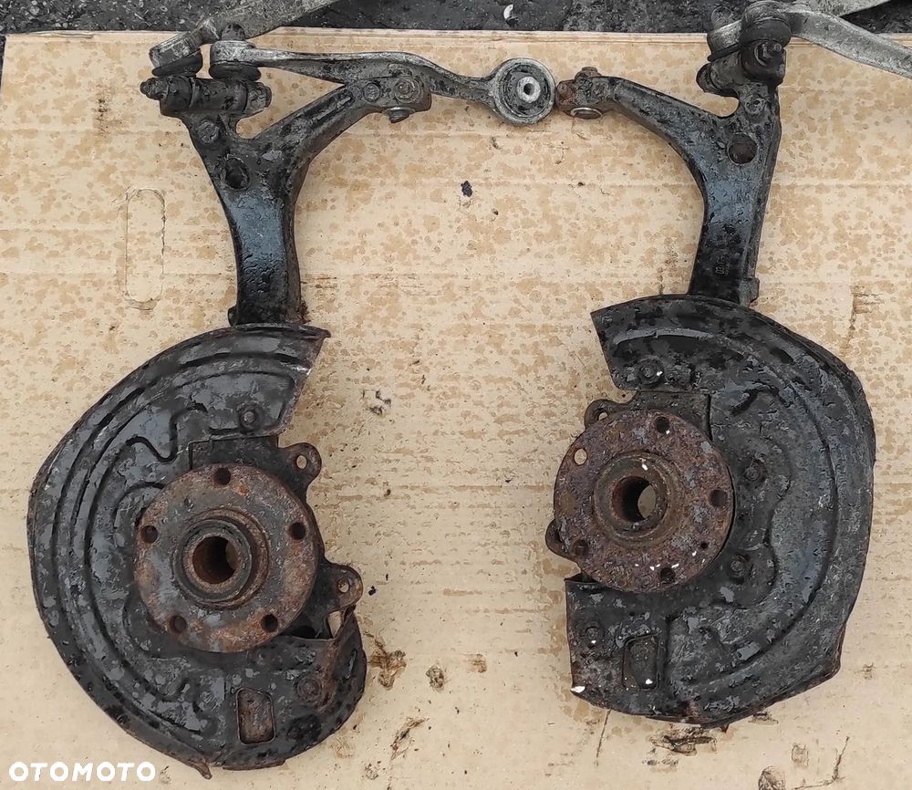 Zwrotnica VW PASSAT B5 AUDI A4 B5 A6 C5 PRAWA LEWA 8D0407257AR - 1