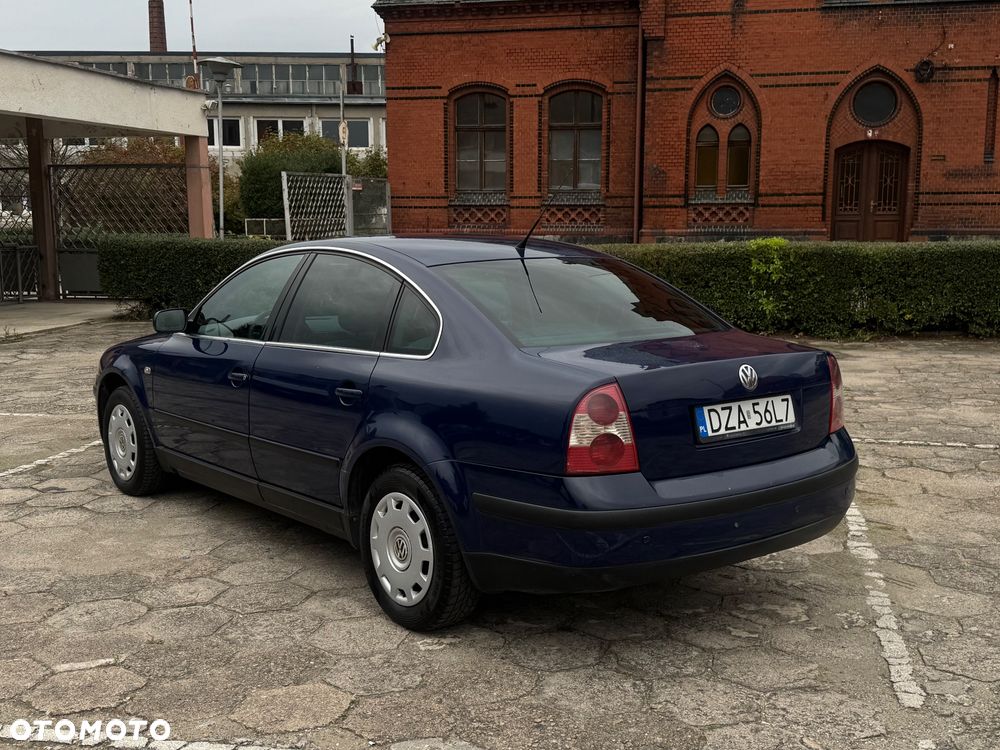 Volkswagen Passat 1.6 Basis - 2