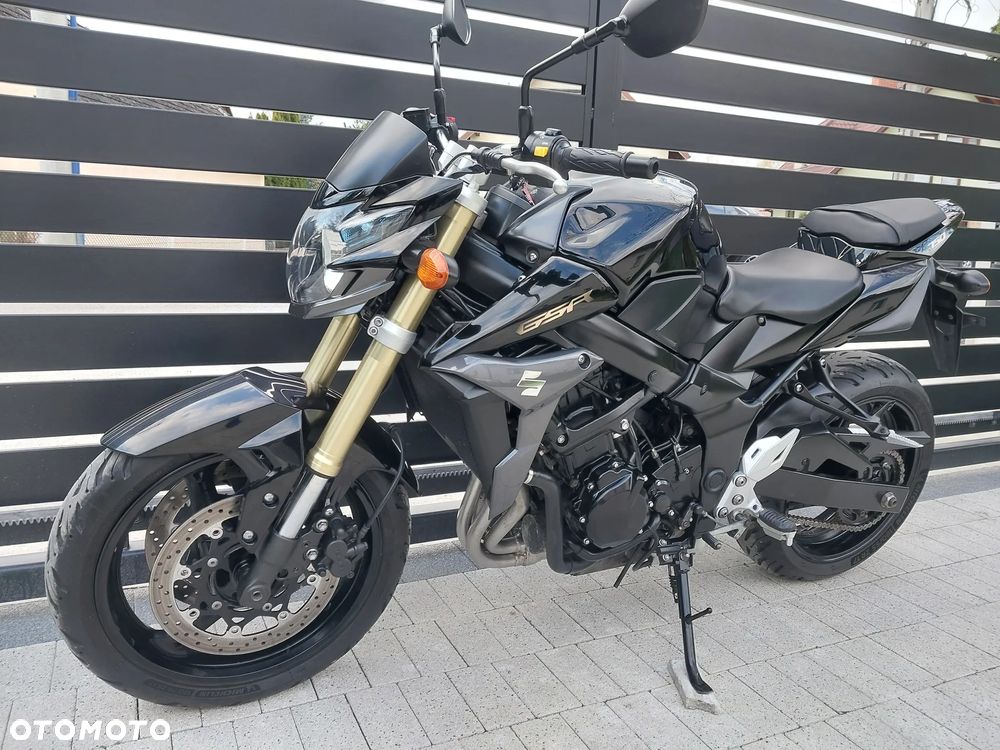 Suzuki GSR - 3