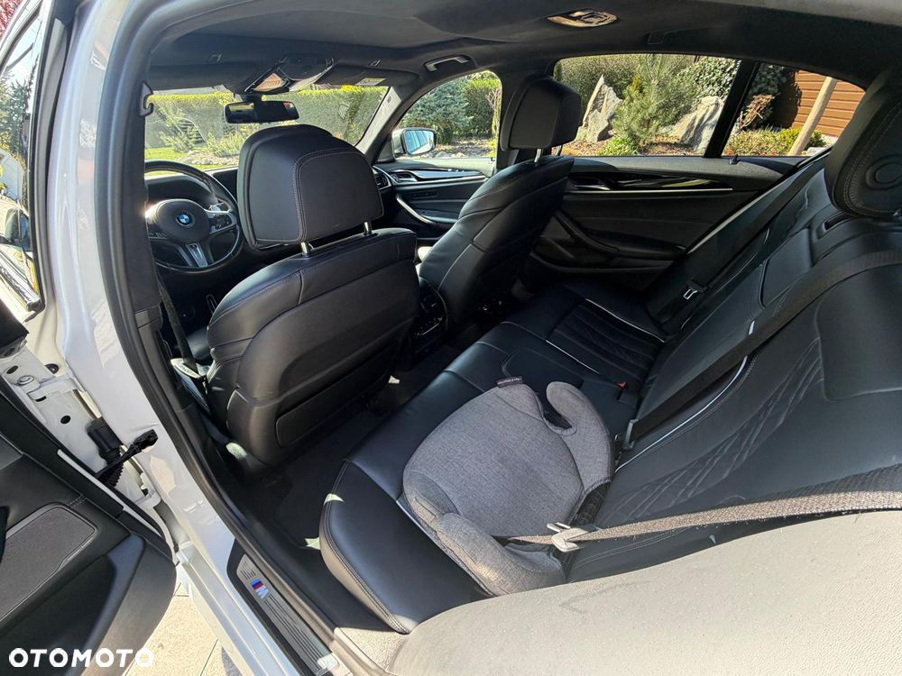 BMW Seria 5 M550i xDrive sport - 24