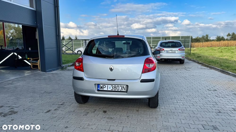 Renault Clio 1.2 16V Authentique - 8