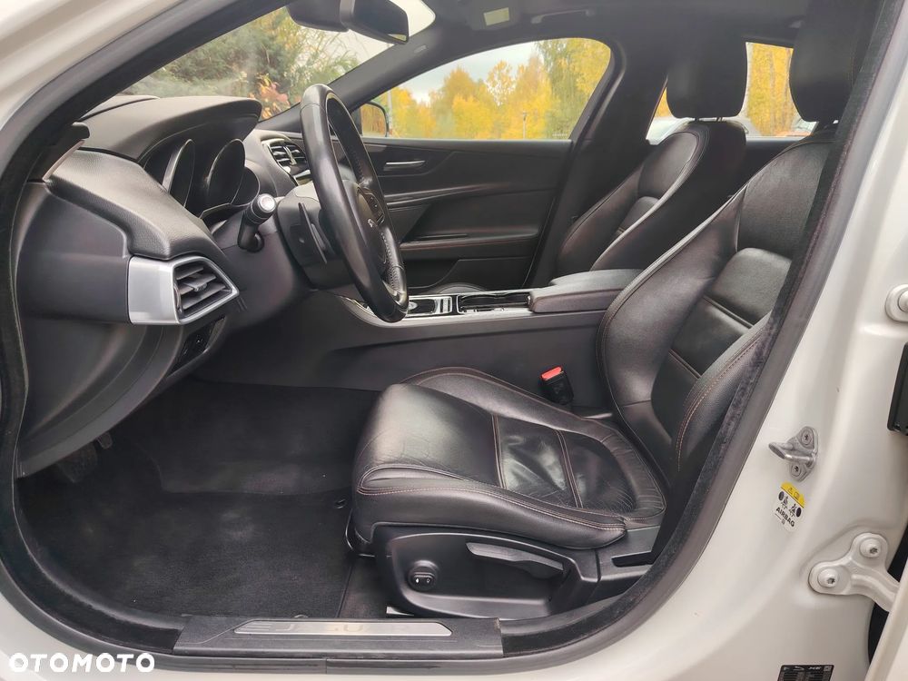 Jaguar XE 2.0 D Portfolio - 10