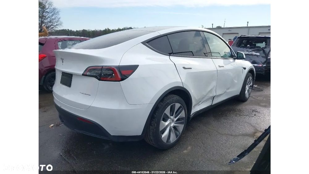 Tesla Model Y - 6
