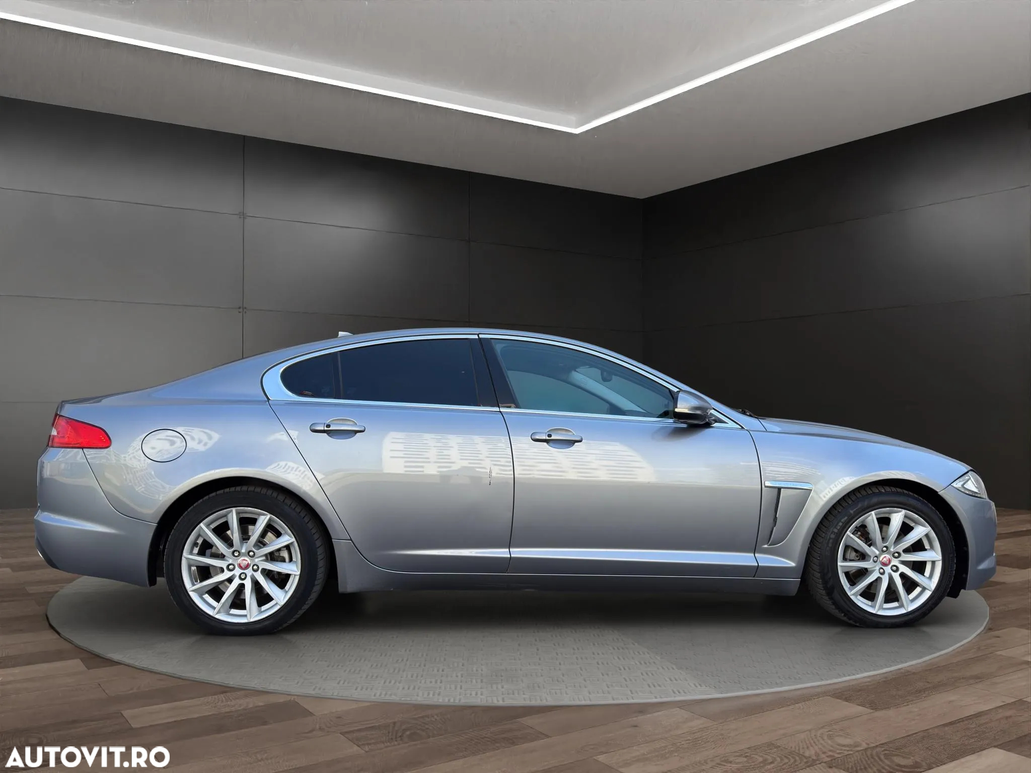 Jaguar XF - 19
