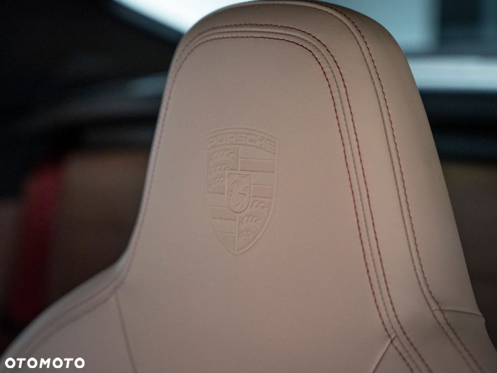 Porsche 911 Carrera 4 GTS - 32