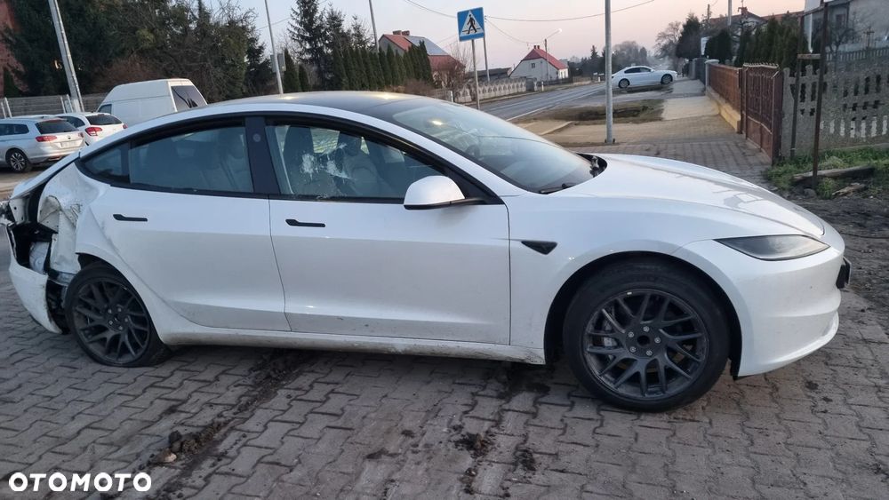 Tesla Model 3 - 10