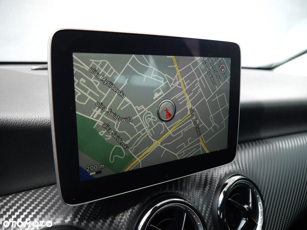 Mercedes-Benz GLA 180 7G-DCT - 21