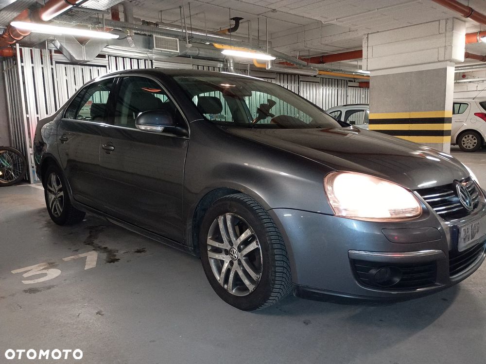 Volkswagen Jetta 2.0 FSI Comfortline - 2