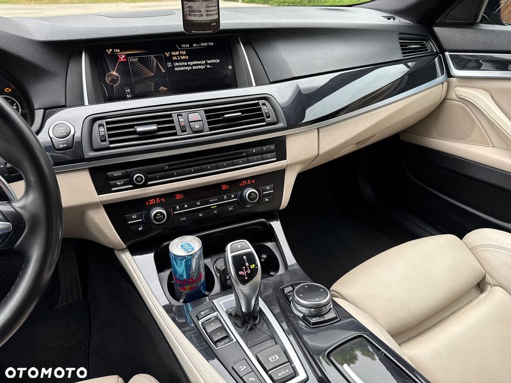 BMW Seria 5 525d xDrive - 14