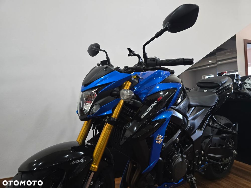 Suzuki GSX - 21