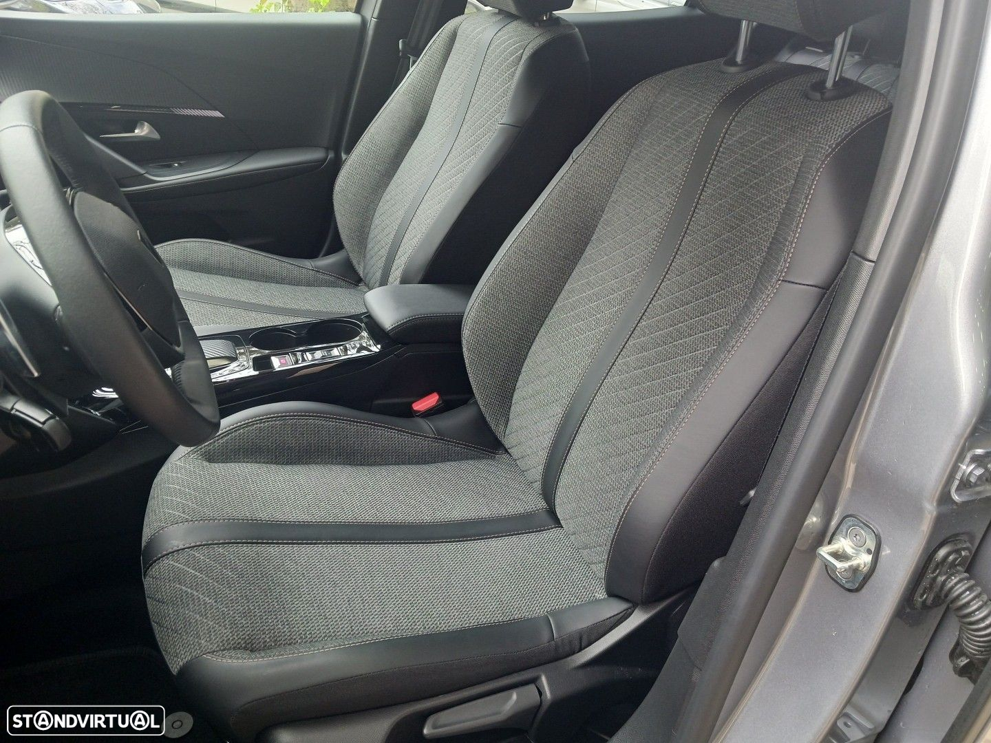 Peugeot 2008 1.2 PureTech Allure EAT8 - 29