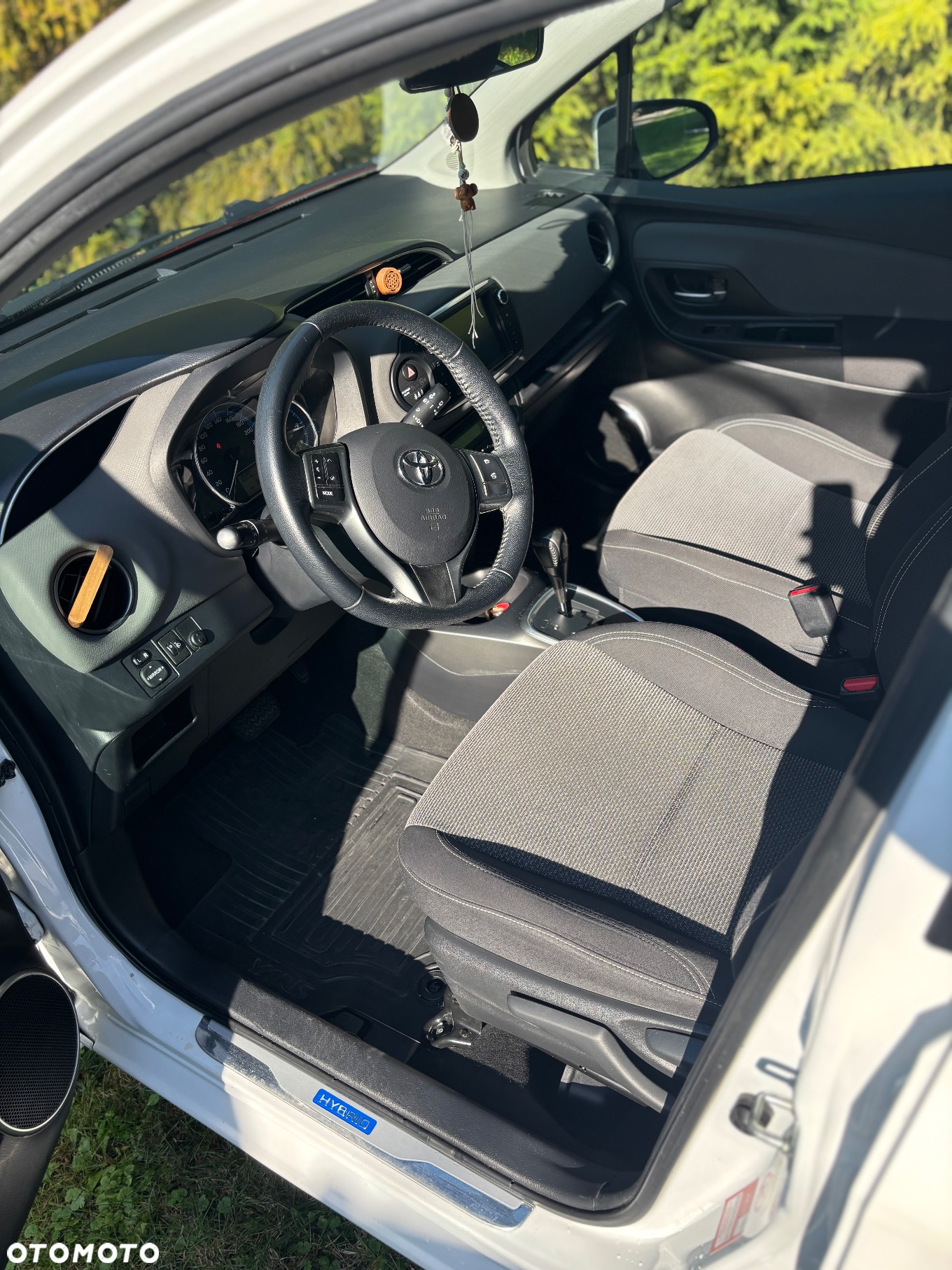 Toyota Yaris Hybrid 100 Premium - 5