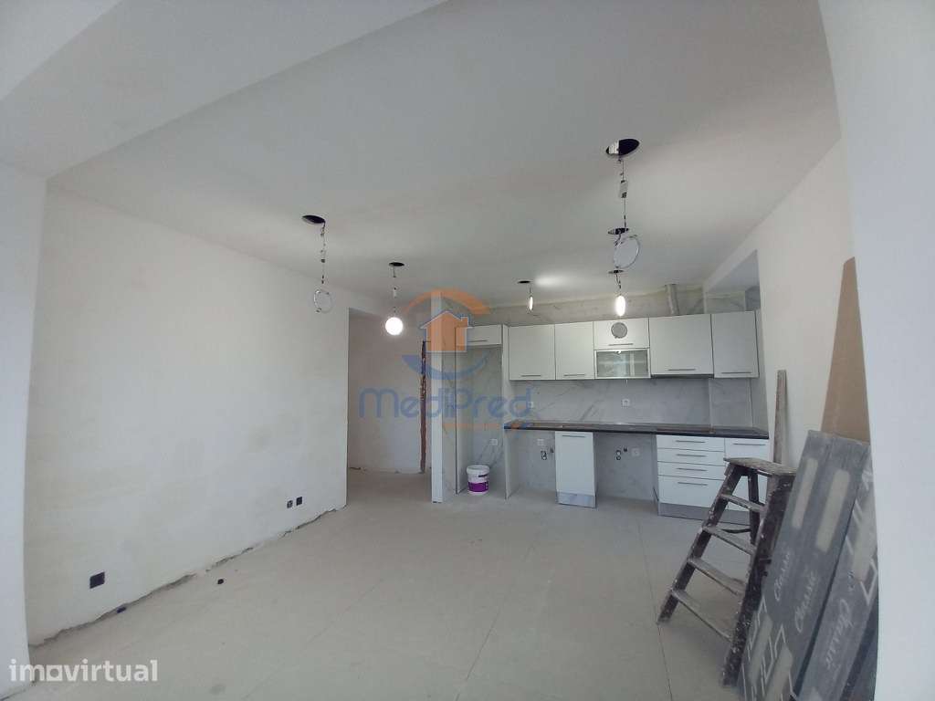 Apartamento T4 remodelado com varanda no Laranjeiro - Grande imagem: 2/36