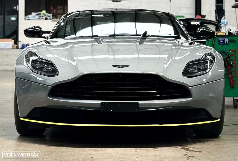 Aston Martin DB11 Coupé V12 AMR - 21