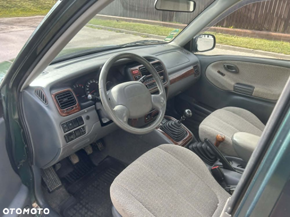 Suzuki Grand Vitara 2.5 V6 - 11