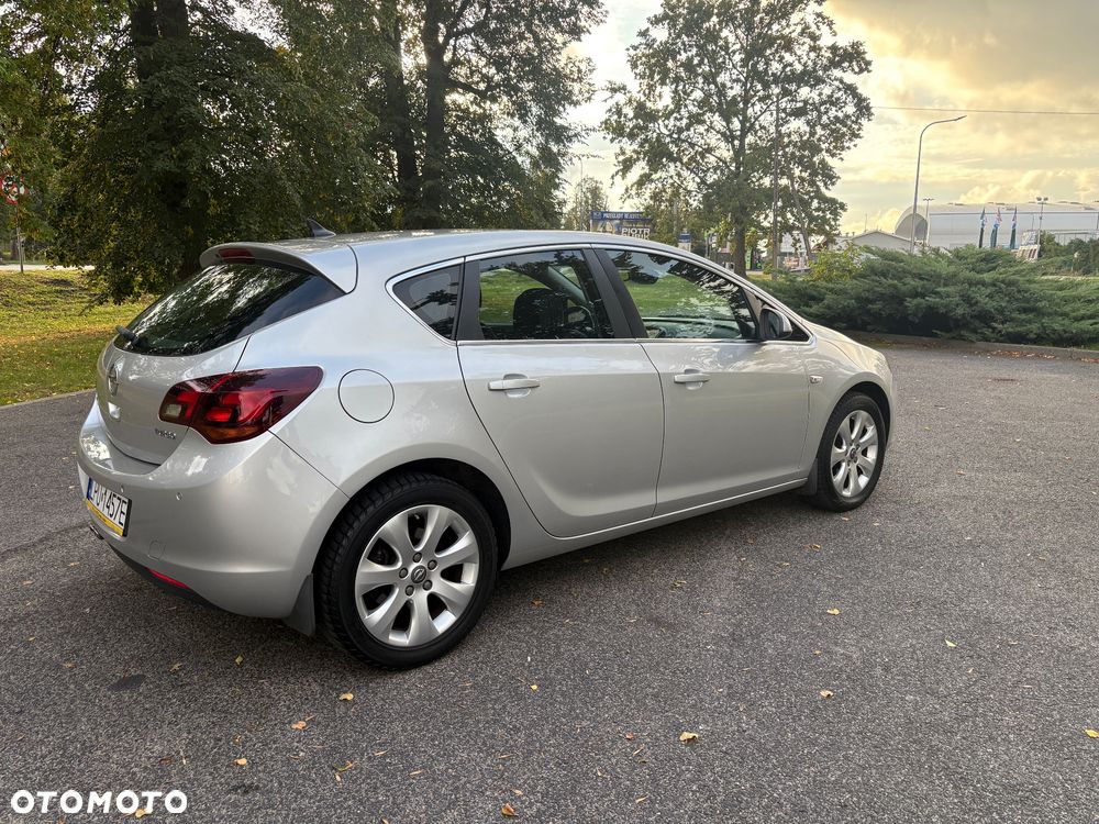 Opel Astra 1.6 T SIDI Cosmo S&S - 4