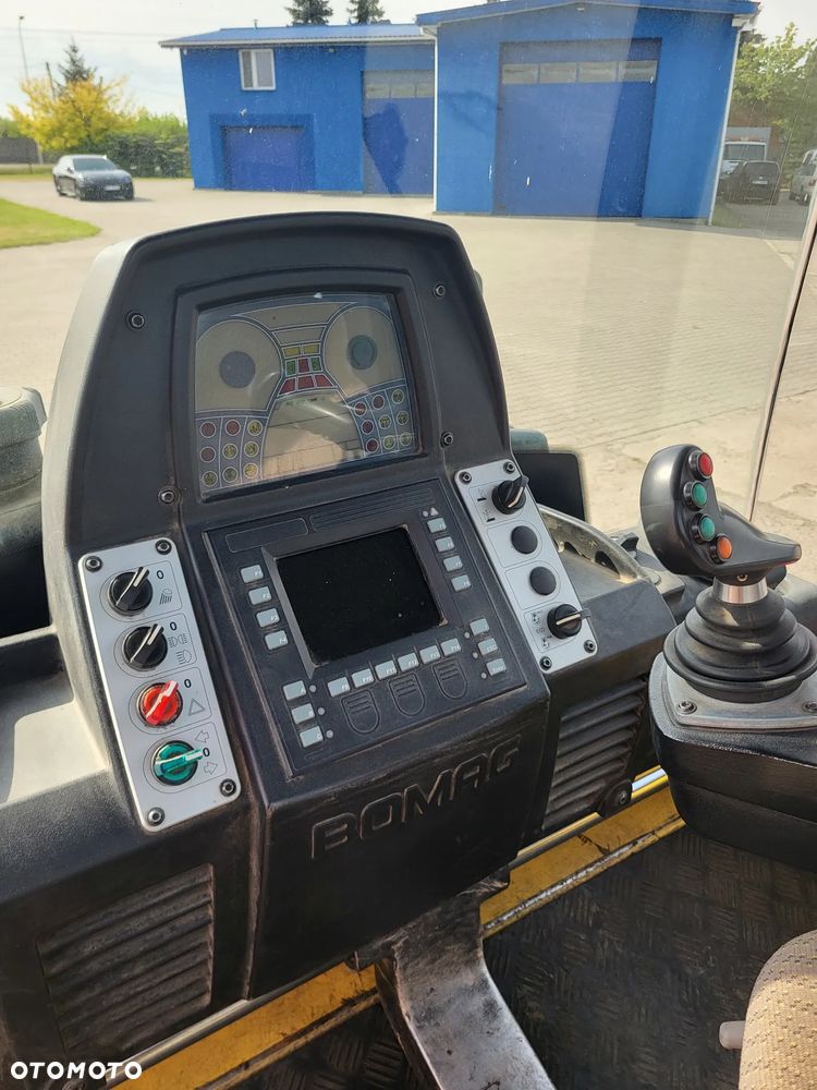 Bomag BW 154 AP 4 AM + rozsypywacz grysu z Niemiec - 11